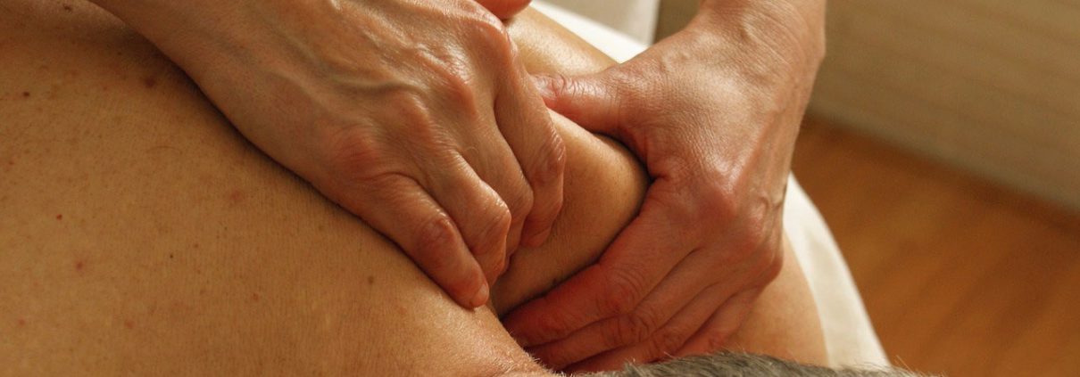 Schulterschmerzen lassen sich mit einer Kombination aus Akupunktur und Tuina-Massage gut lindern und behandeln.